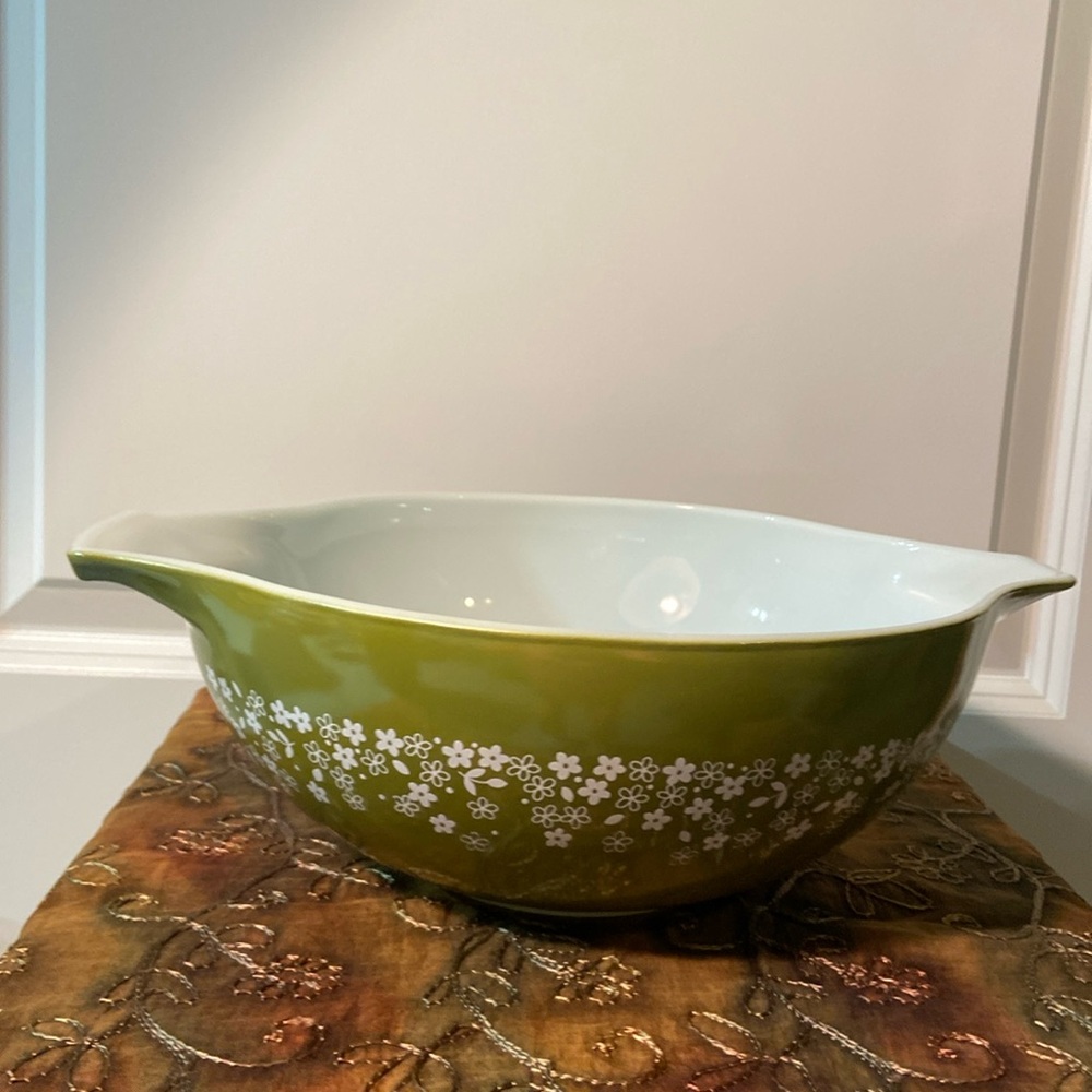 Vintage green crazy daisy pyrex bowl